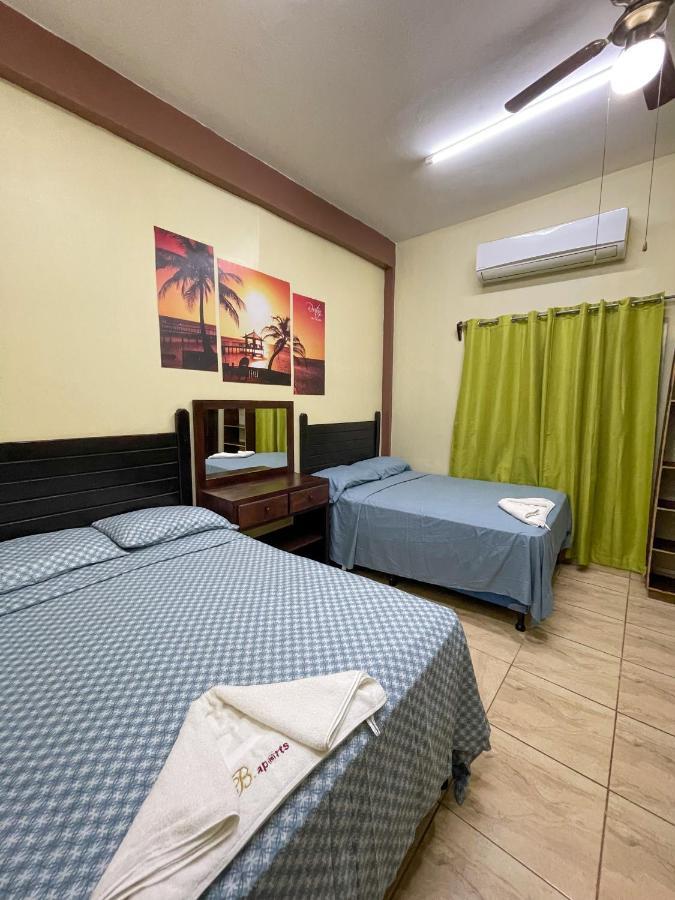 B Aparts Hotel Coxen Hole Eksteriør billede