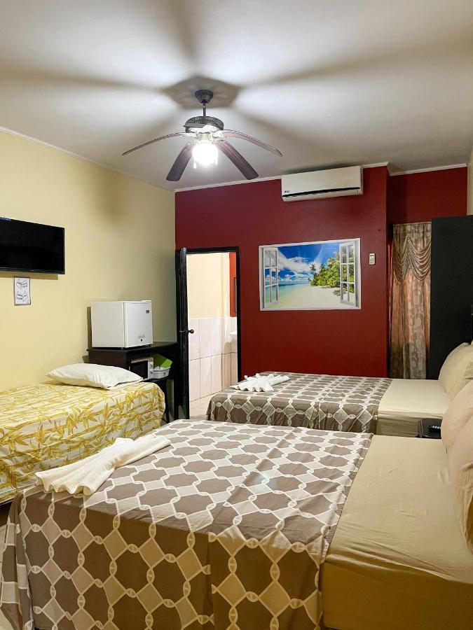 B Aparts Hotel Coxen Hole Eksteriør billede