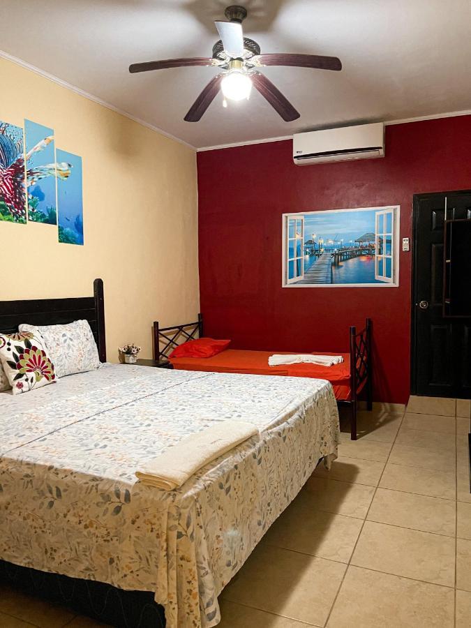 B Aparts Hotel Coxen Hole Eksteriør billede