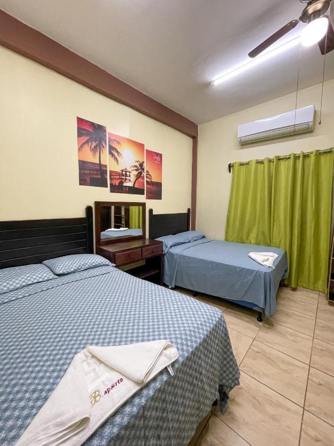 B Aparts Hotel Coxen Hole Eksteriør billede