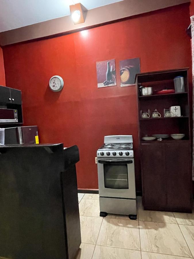 B Aparts Hotel Coxen Hole Eksteriør billede