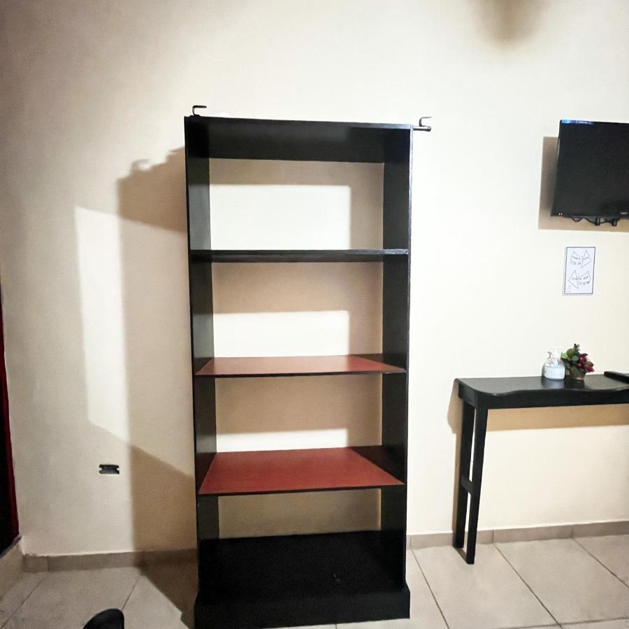 B Aparts Hotel Coxen Hole Eksteriør billede