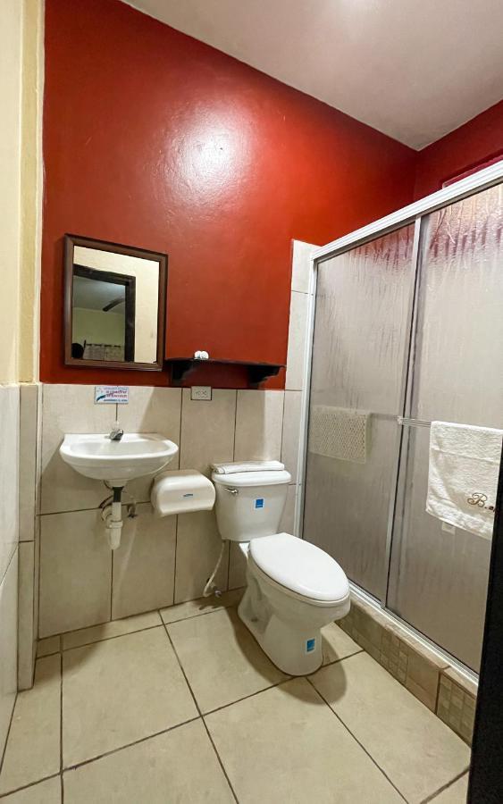 B Aparts Hotel Coxen Hole Eksteriør billede