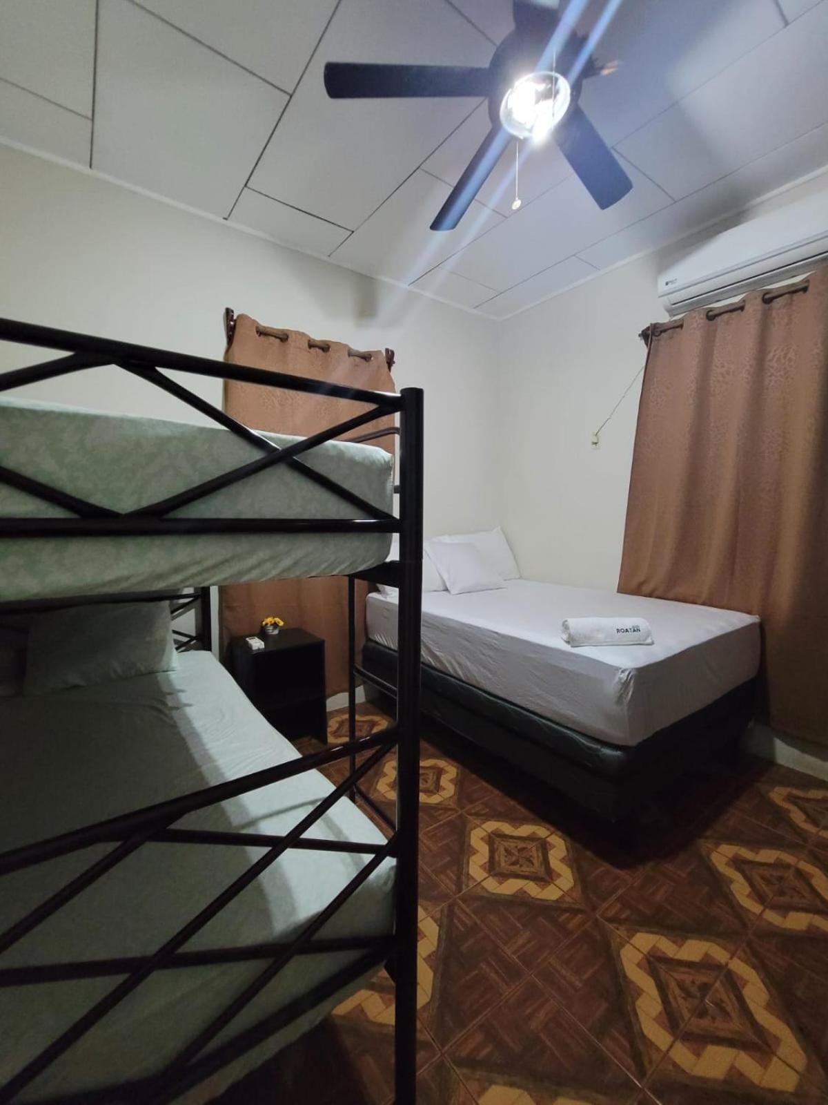 B Aparts Hotel Coxen Hole Eksteriør billede