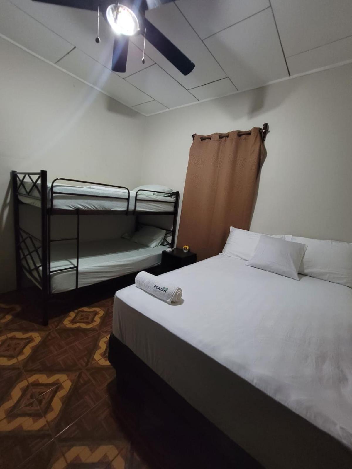 B Aparts Hotel Coxen Hole Eksteriør billede
