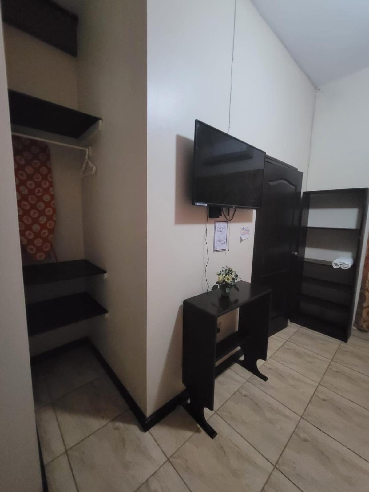 B Aparts Hotel Coxen Hole Eksteriør billede