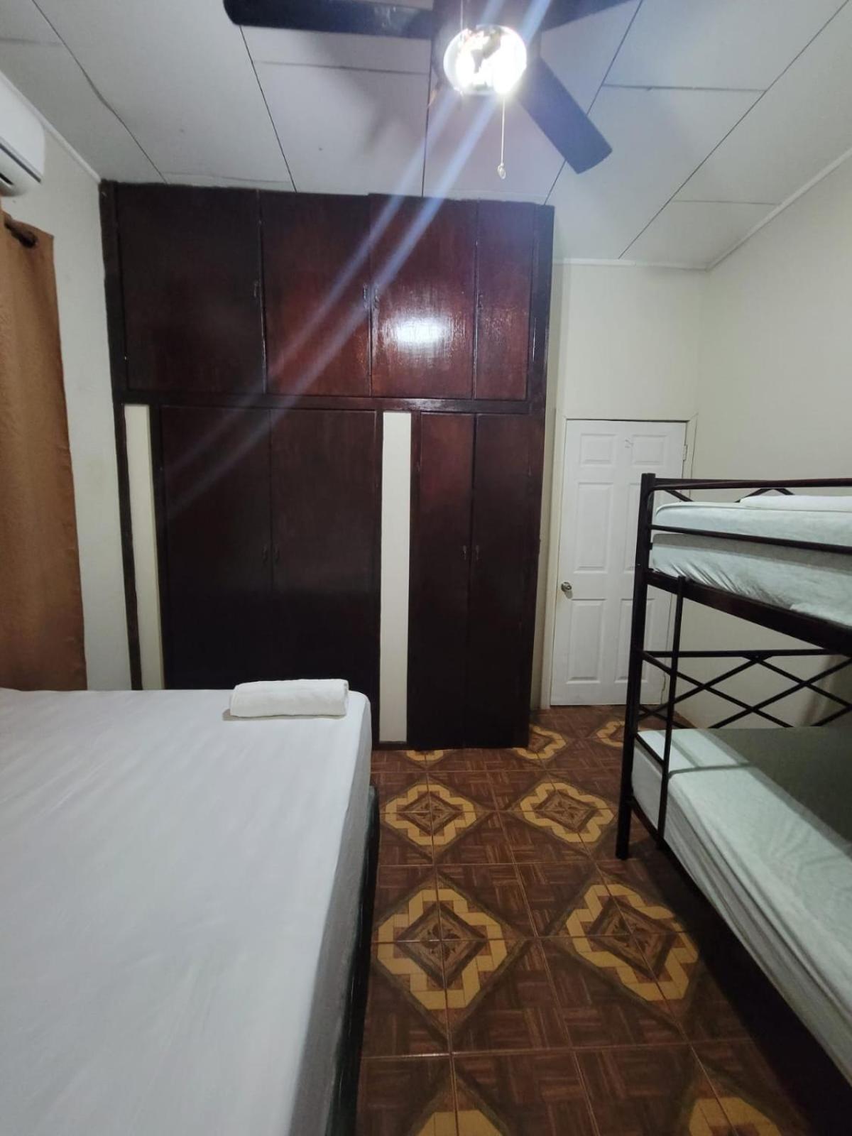 B Aparts Hotel Coxen Hole Eksteriør billede