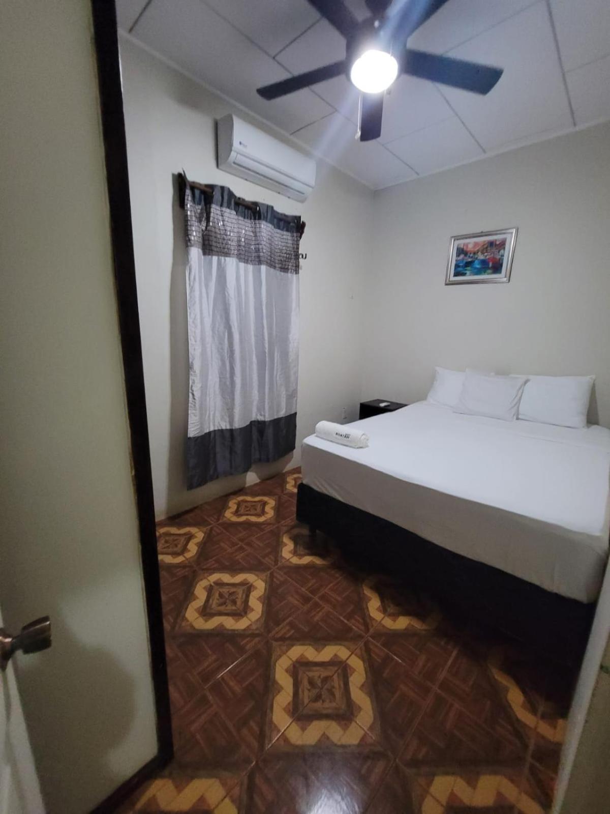 B Aparts Hotel Coxen Hole Eksteriør billede