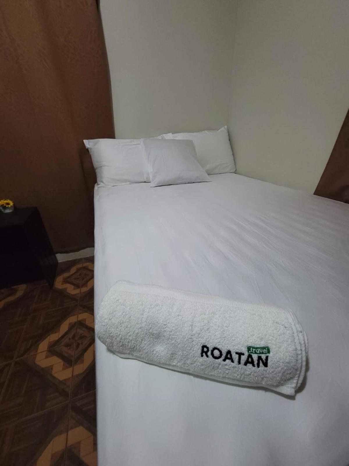 B Aparts Hotel Coxen Hole Eksteriør billede