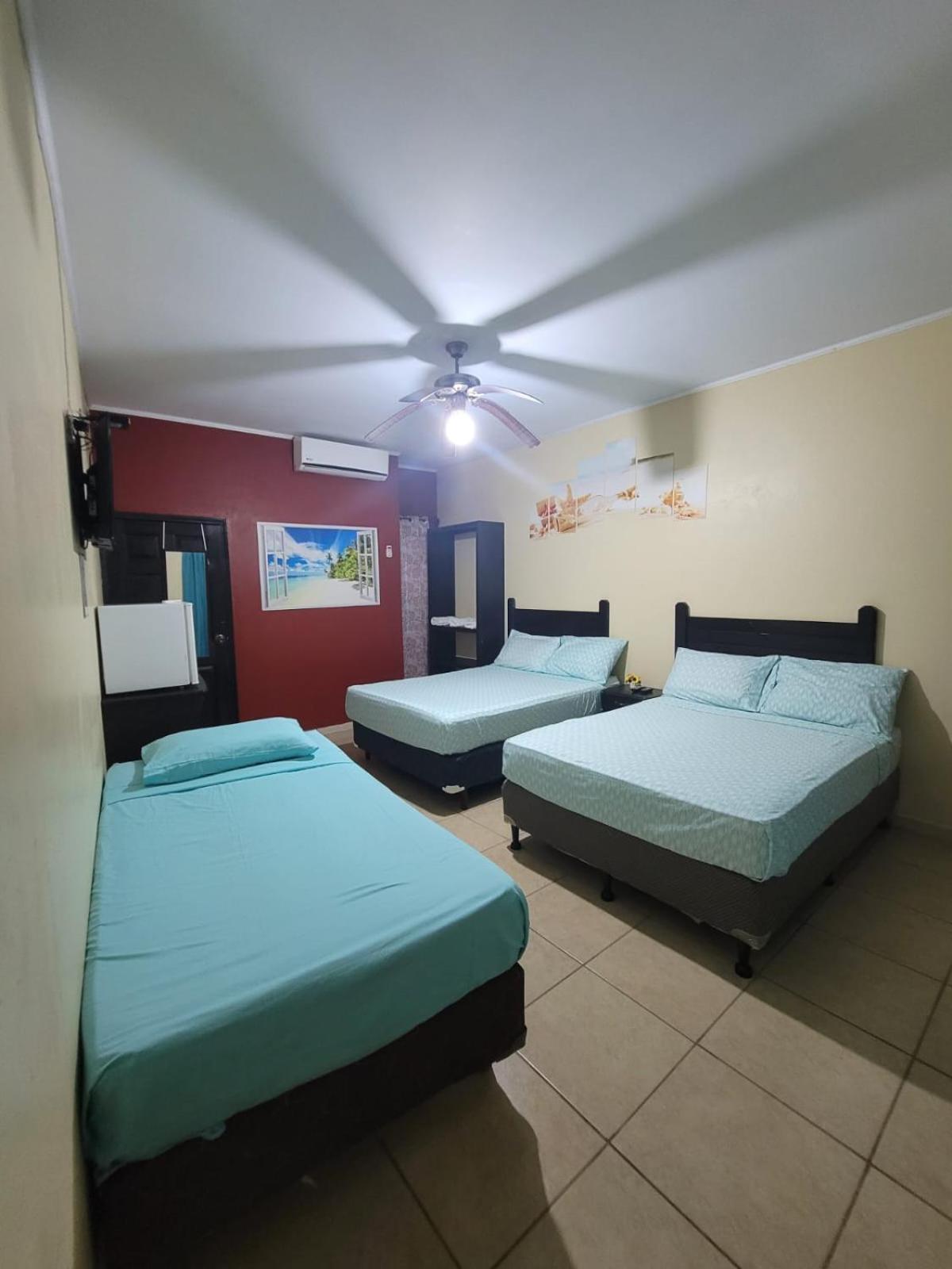 B Aparts Hotel Coxen Hole Eksteriør billede