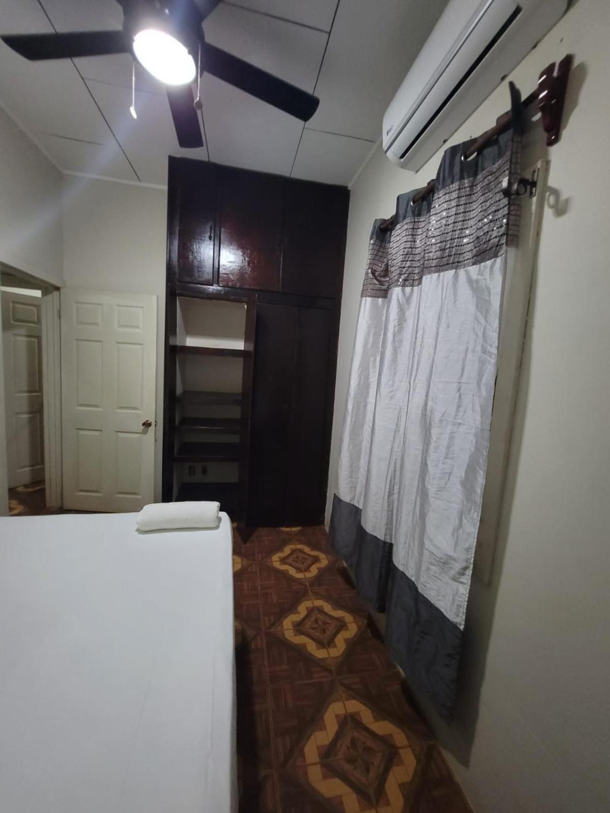 B Aparts Hotel Coxen Hole Eksteriør billede